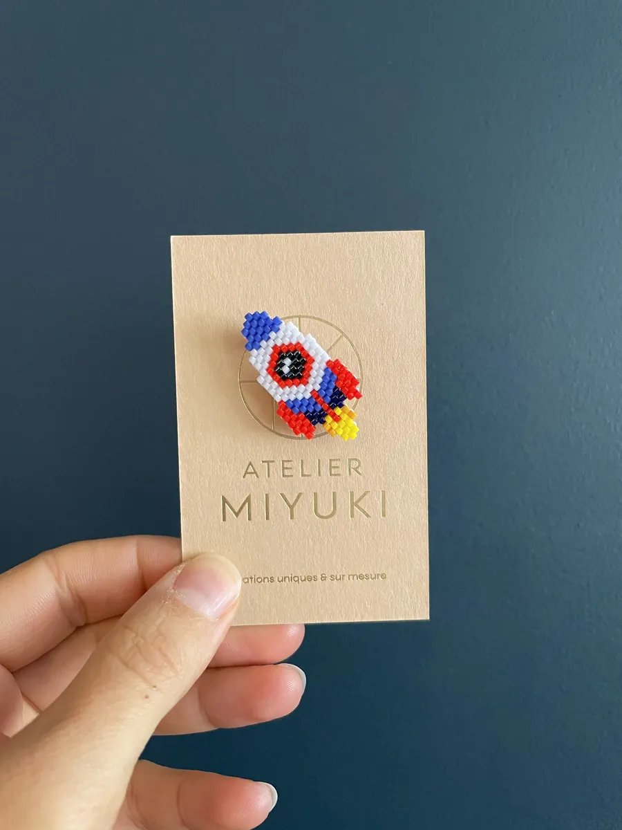 Broche fusée en perles — Atelier Miyuki